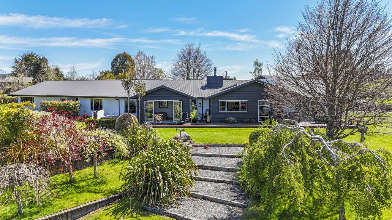 15 Loch Views Road, Acacia Bay, Taupo, Waikato - Carousel 1