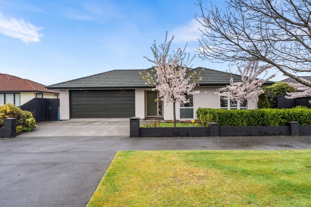 11 Rue de la Mare, Parklands, Christchurch - Carousel 1