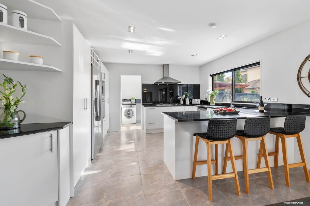 22 Bridgefield Crescent, Flat Bush, Auckland - Carousel 2