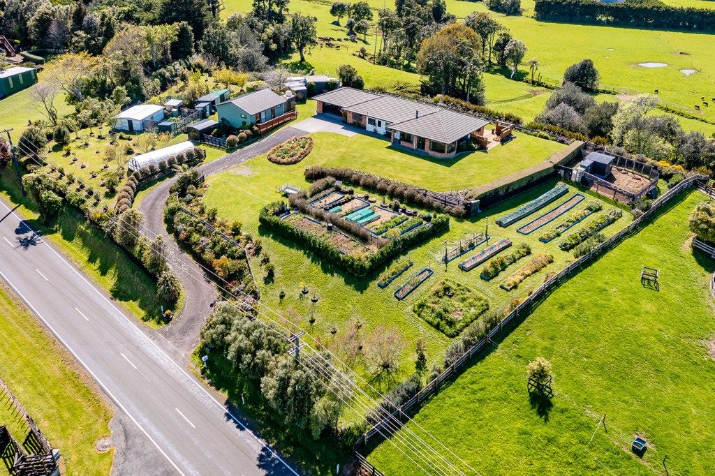347 Henwood Road, Hillsborough, New Plymouth - Carousel 23