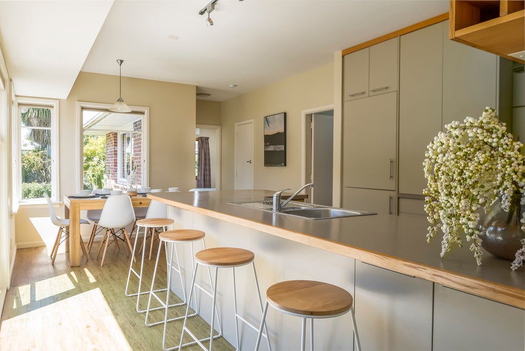 92 Palatine Terrace, Saint Martins, Christchurch - Carousel 1