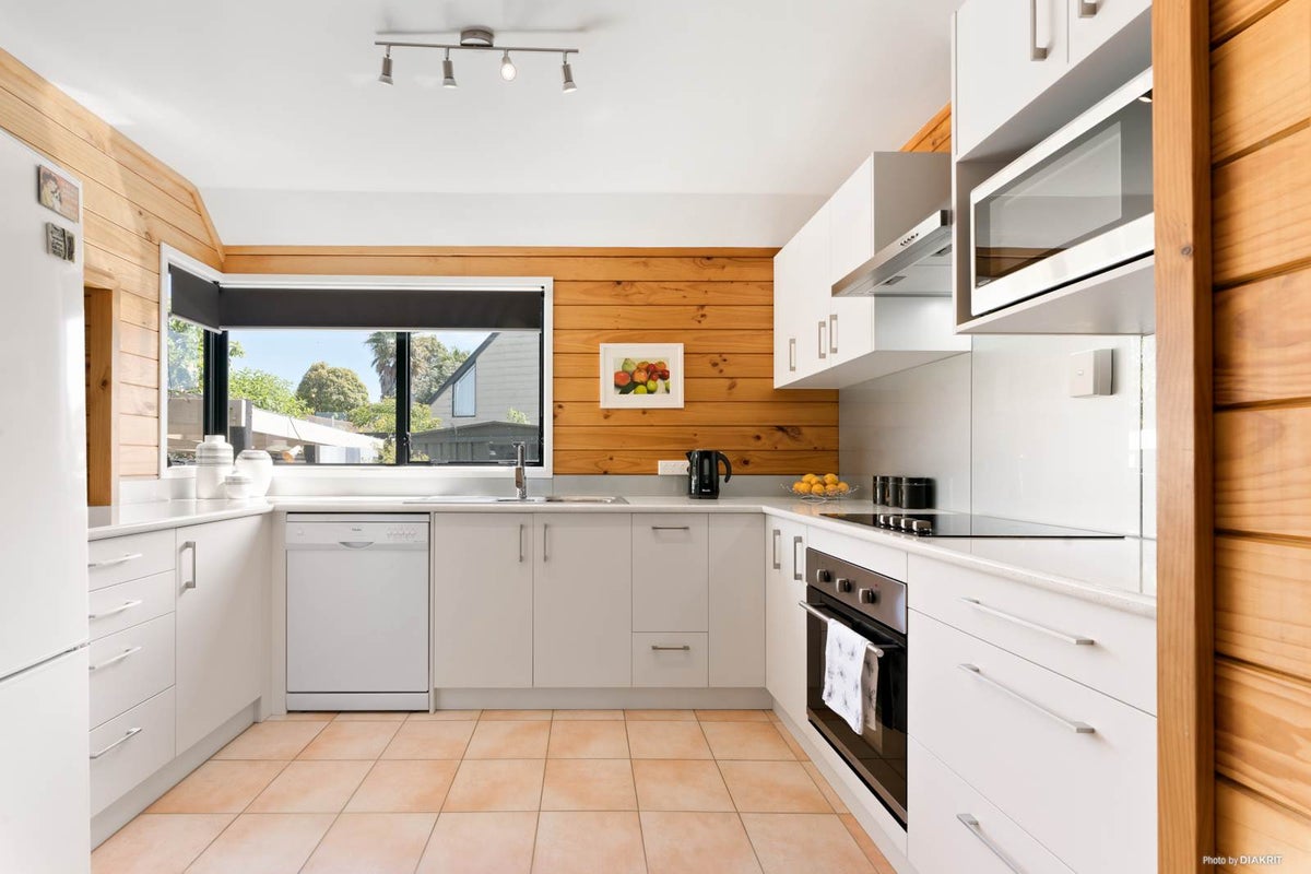 4 Sunningdale Street, Wattle Downs, Auckland - Carousel 2
