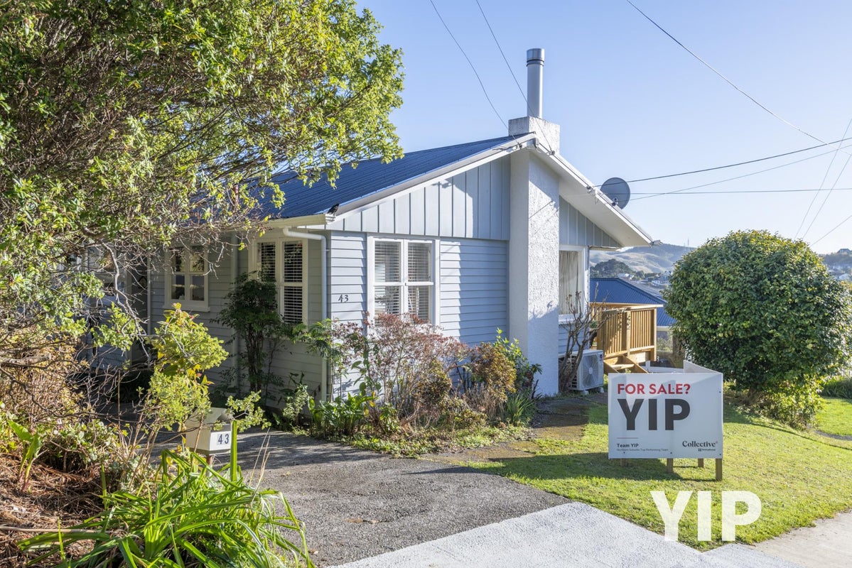 43 Catherine Crescent, Paparangi, Wellington - Carousel 1