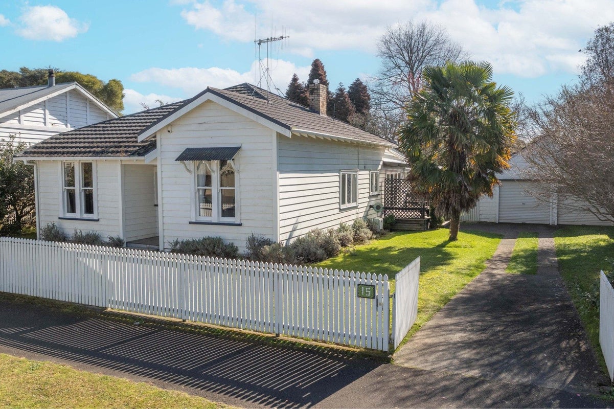 15 Myrtle Street, Hamilton East, Hamilton - Carousel 1