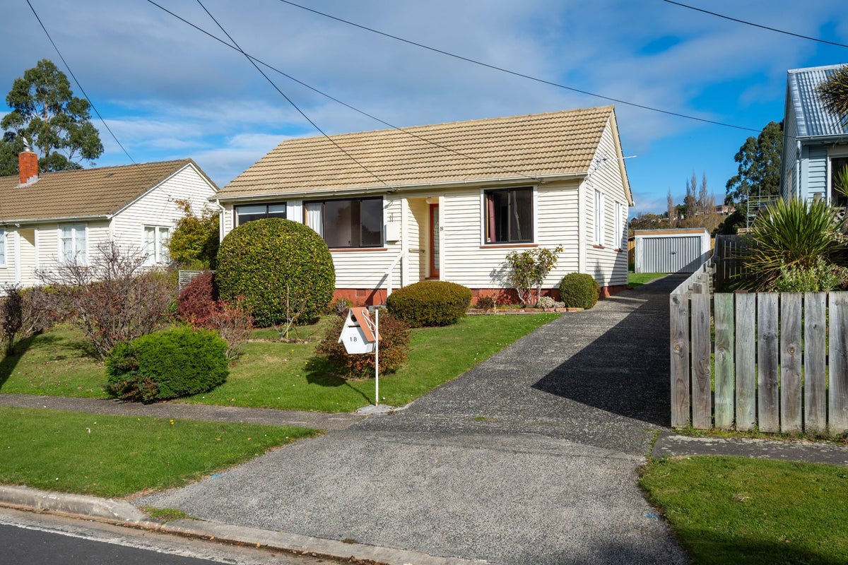 18 Freyberg Avenue, Sawyers Bay, Port Chalmers - Carousel 1