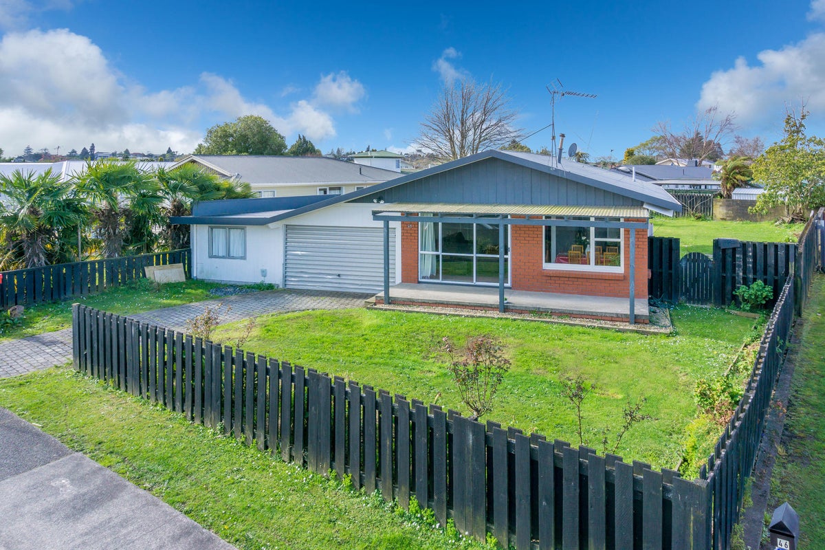 48 Deanwell Avenue, Deanwell, Hamilton - Carousel 2