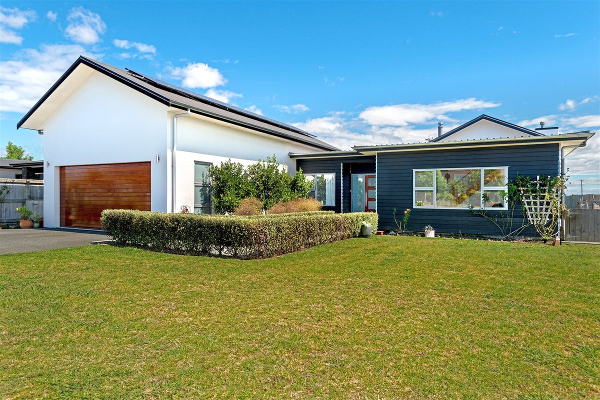 11 Gwyneth Place, Lytton West, Gisborne - Carousel 1