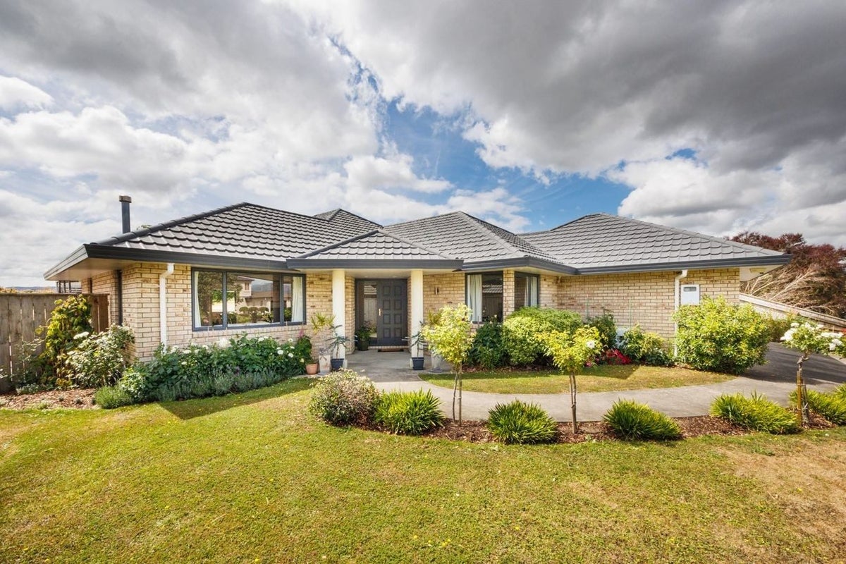 147 Pacific Drive, Fitzherbert, Palmerston North - Carousel 1