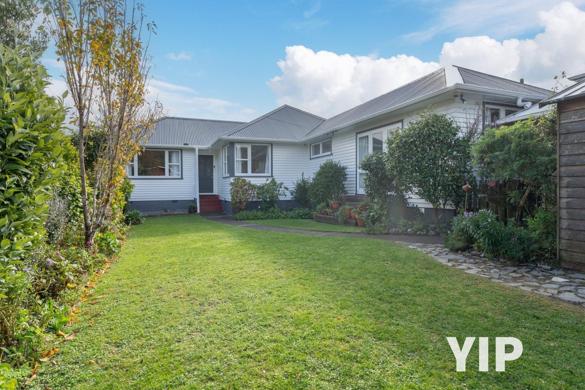 10 Turville Crescent, Newlands, Wellington - Carousel 1