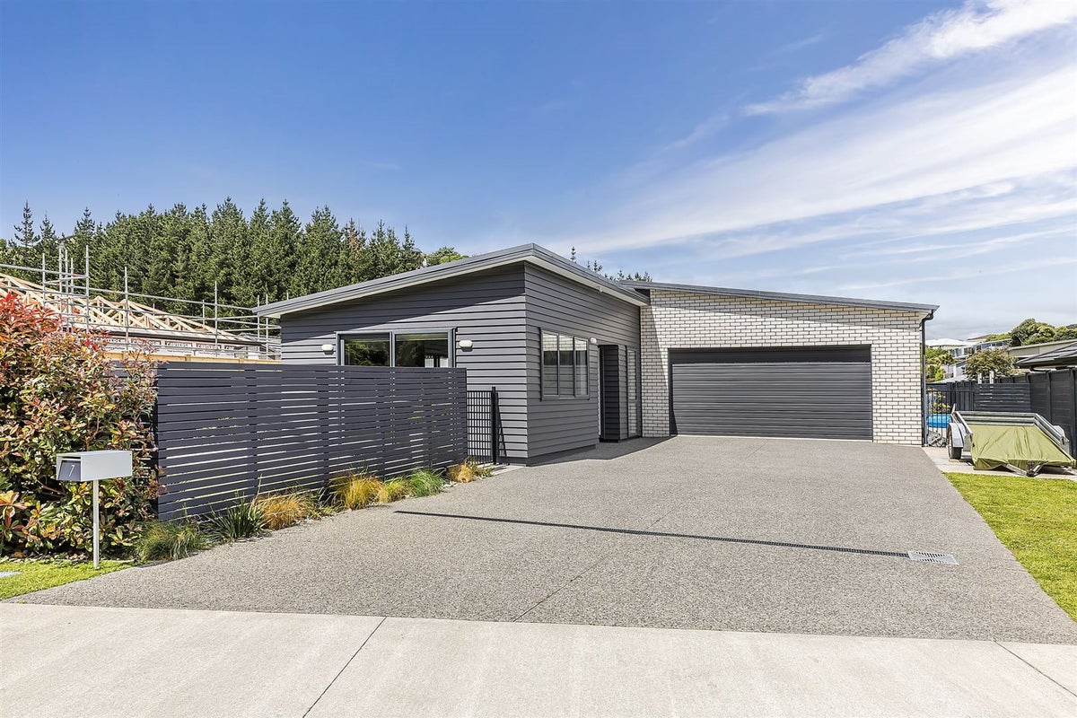 7 Tradewinds Drive, Whitby, Porirua - Carousel 1