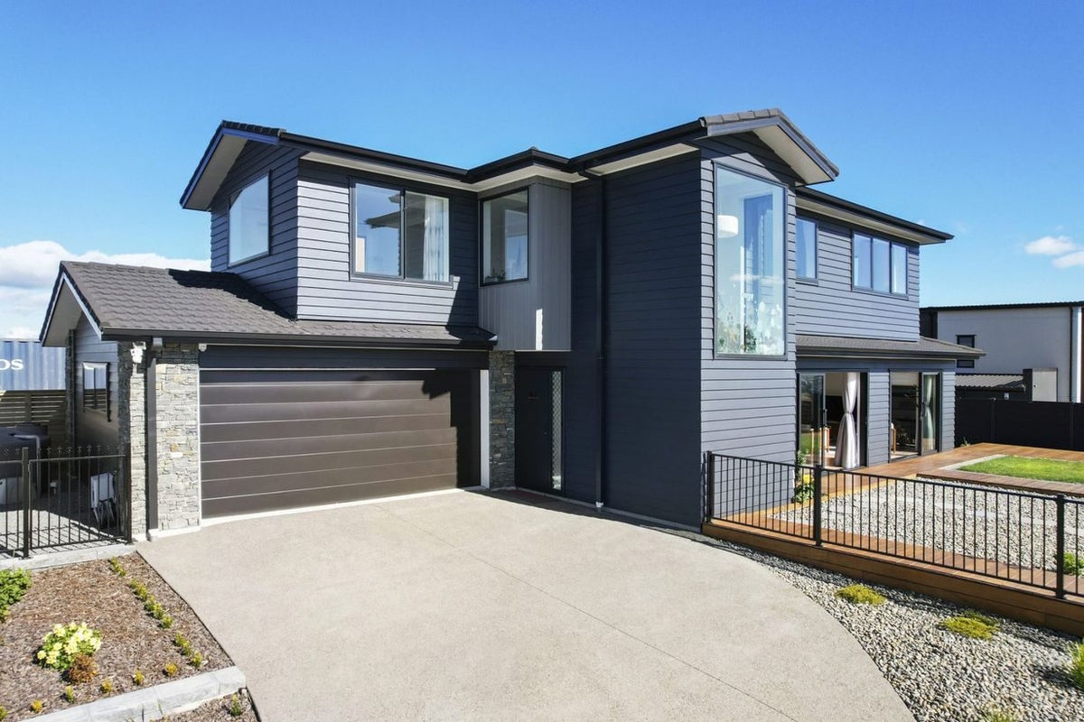 8 Boeing Way, Newlands, Wellington - Carousel 1