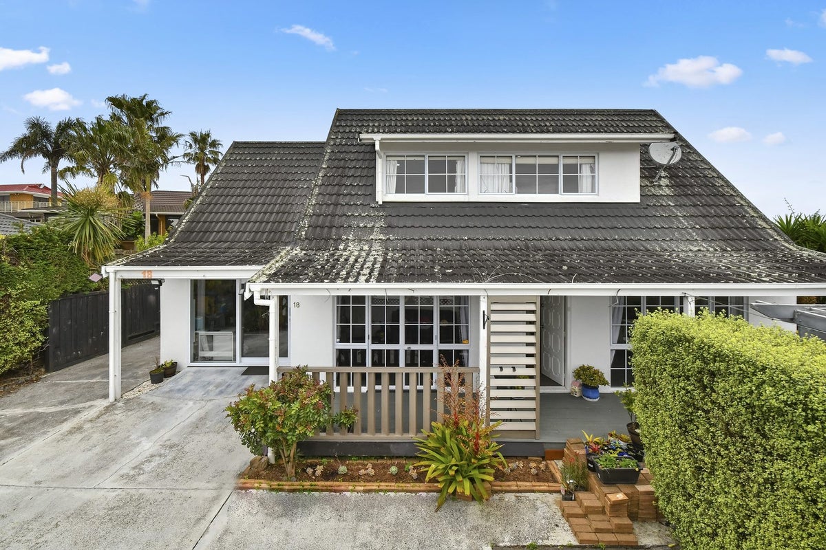 1/18 Sophora Place, Totara Heights, Auckland - Carousel 1