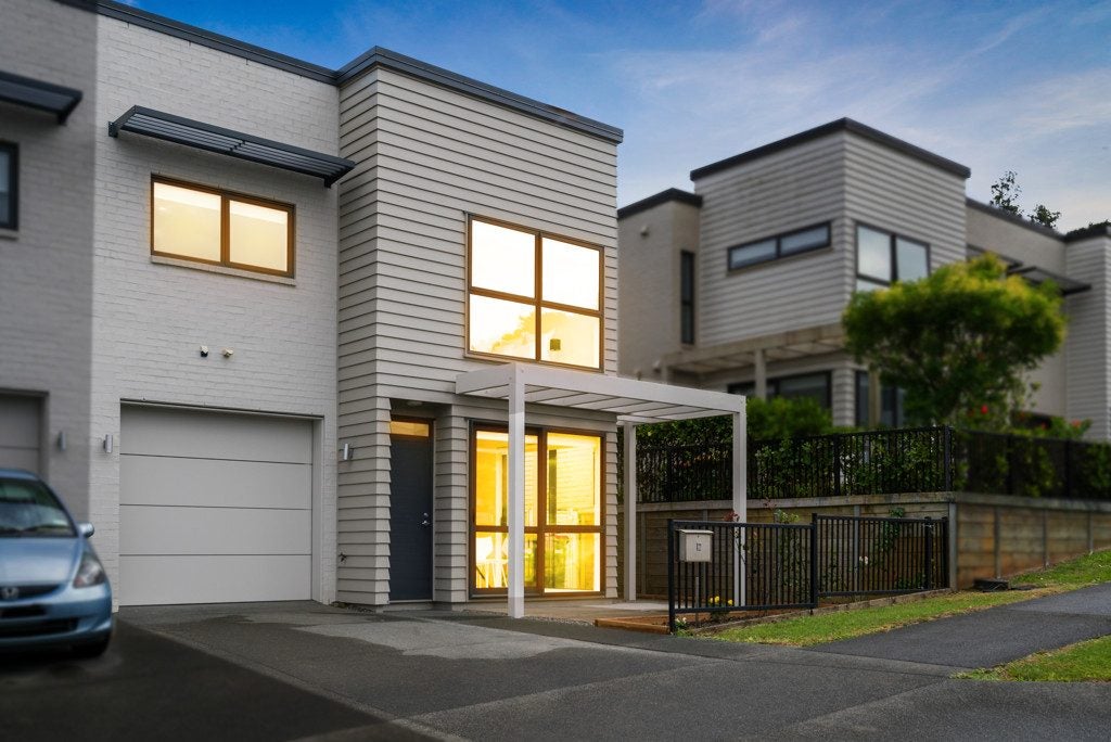 12 Matairangi Avenue, Totara Heights, Auckland - Carousel 1