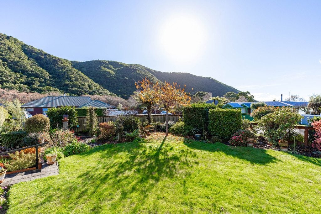 16 Huia Street, Waikawa, Picton - Carousel 2