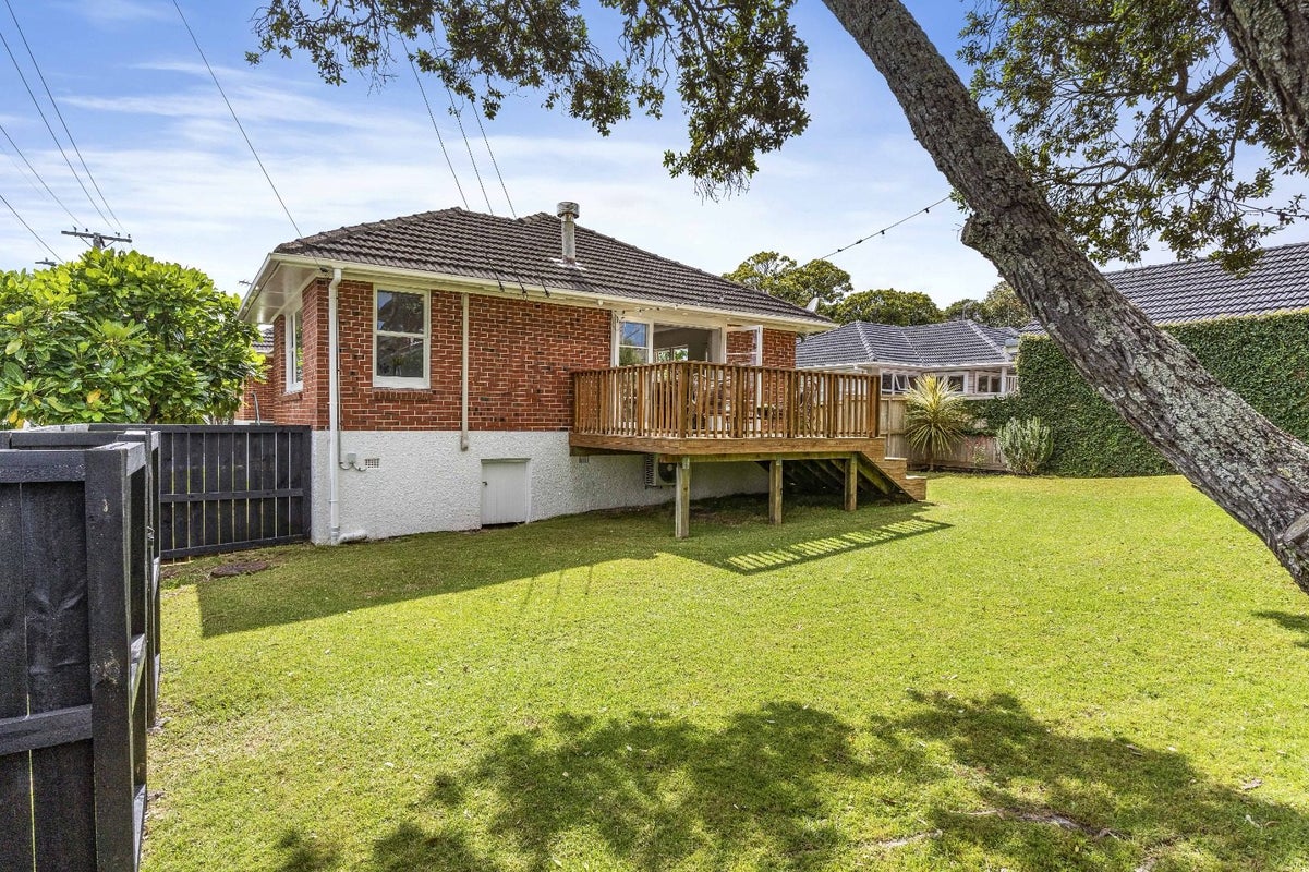 2A Caughey Place, Mount Albert, Auckland - Carousel 1