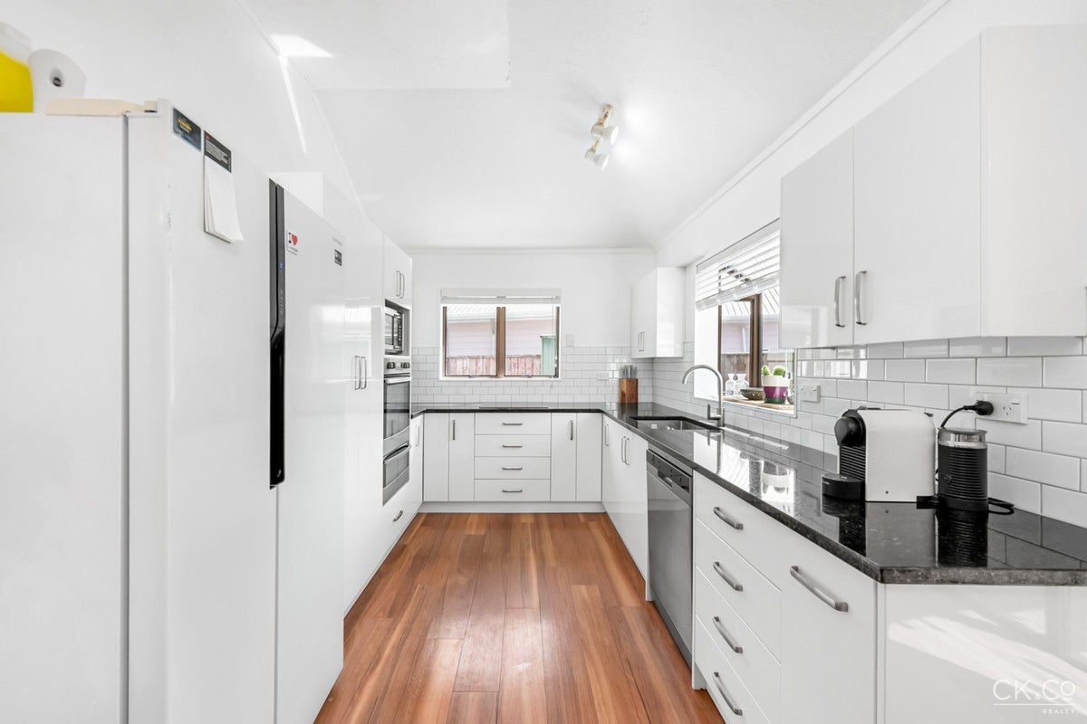 3 Laredo Grove, Totara Park, Upper Hutt - Carousel 2