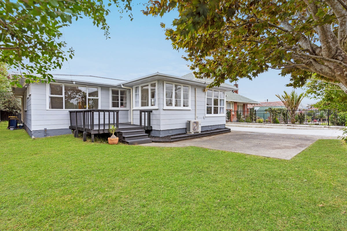 2 Archlynn Road, Kelston, Auckland - Carousel 1