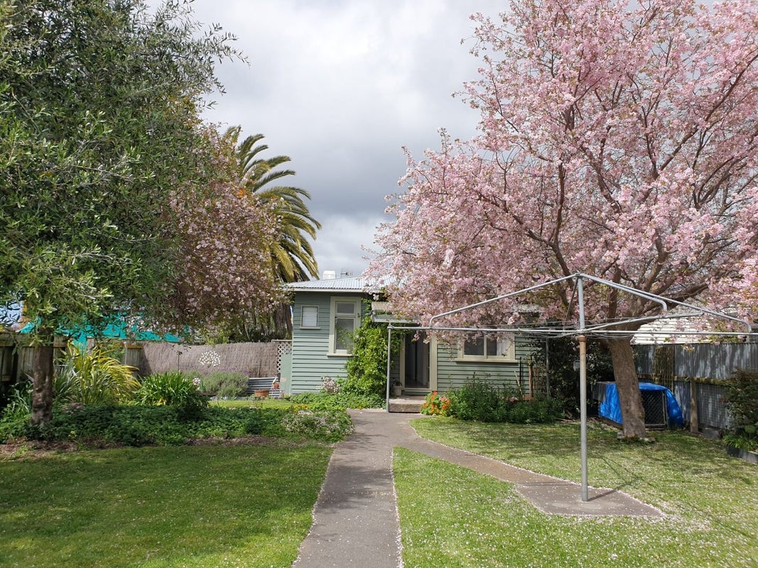 1112 Caroline Road, Mayfair, Hastings - Carousel 1
