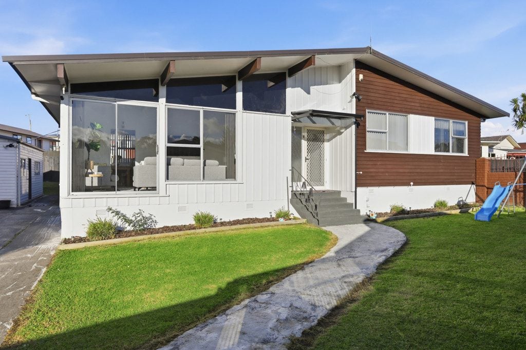 39 Thornlow Street, Glendene, Waitakere City, Auckland - Carousel 2