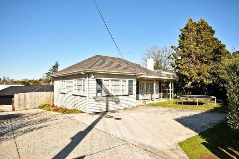 21 Forest Lake Road, Forest Lake, Hamilton - Carousel 1