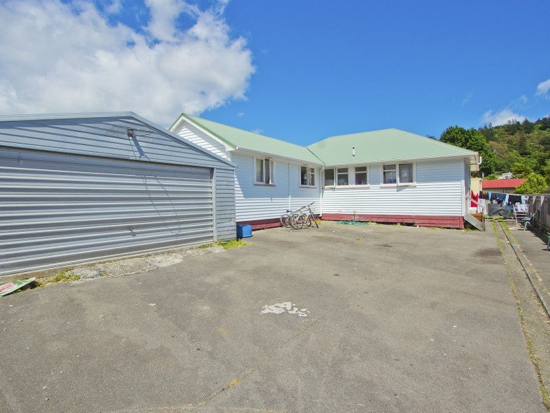 16 Young Grove, Stokes Valley, Lower Hutt - Carousel 1