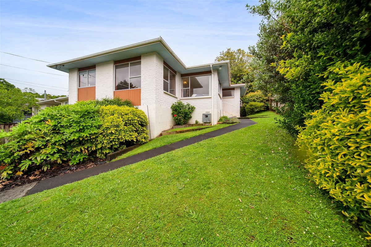 15 Elizabeth Place, Ferndale, New Plymouth - Carousel 1
