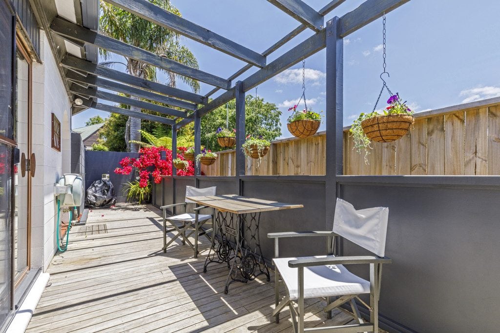 1/6 Bronwyn Place, Torbay, Auckland - Carousel 1