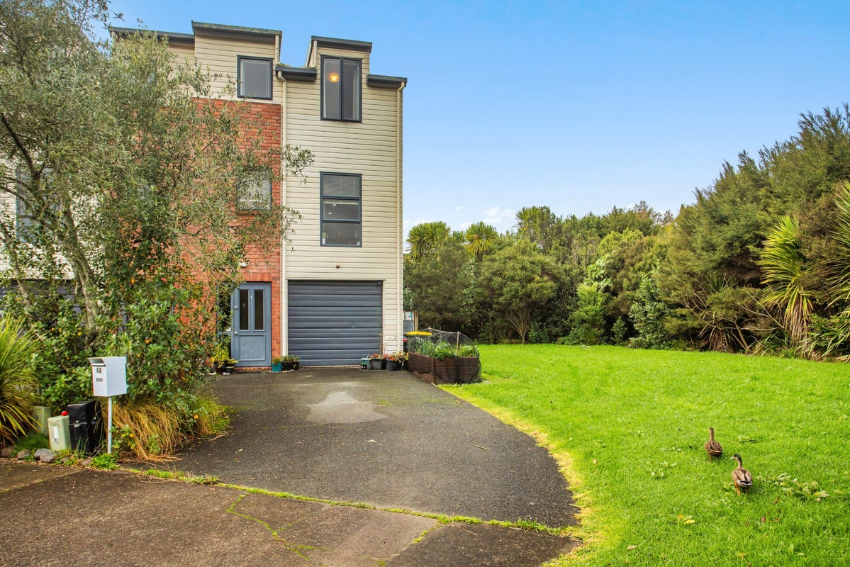 48 Verdale Circle, Glen Eden, Auckland - Carousel 1