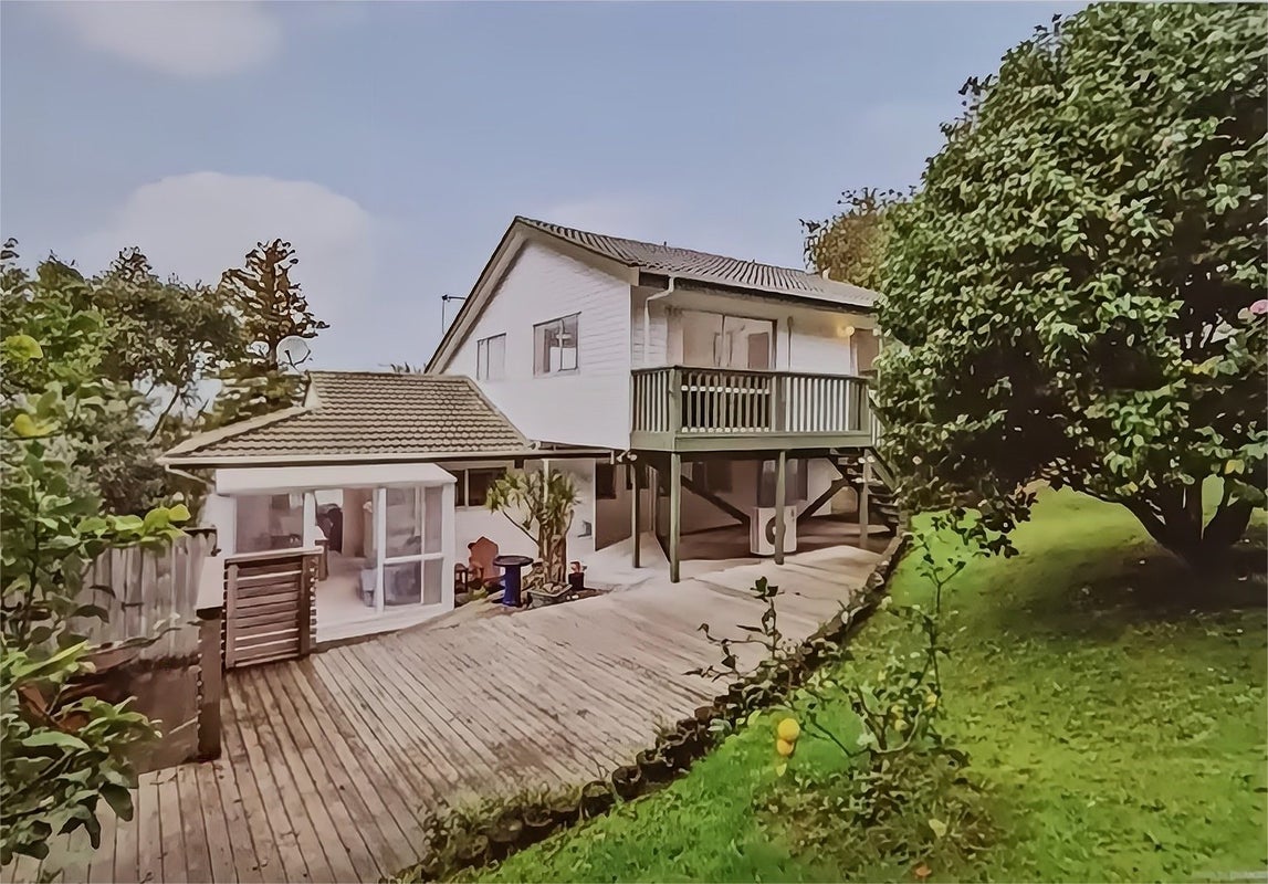 15 Easton Park Parade, Glenfield, Auckland - Carousel 2