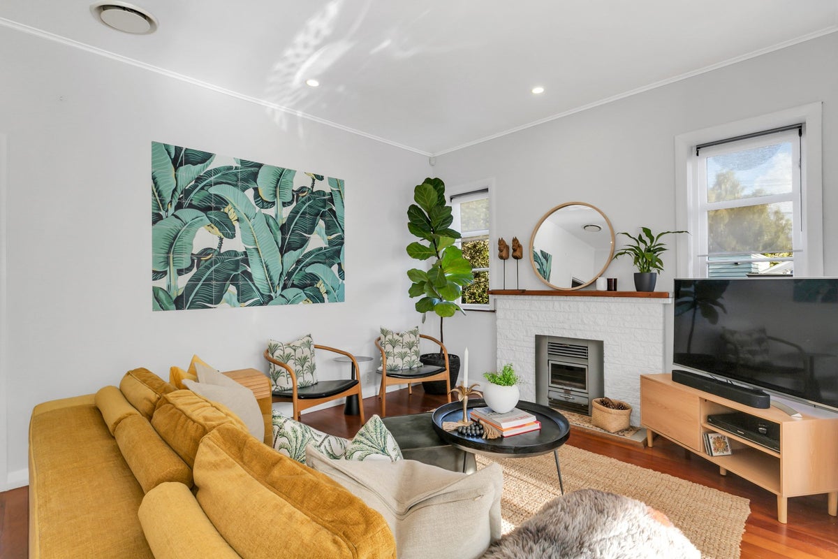 6 Kanuka Street, Point Chevalier, Auckland - Carousel 2
