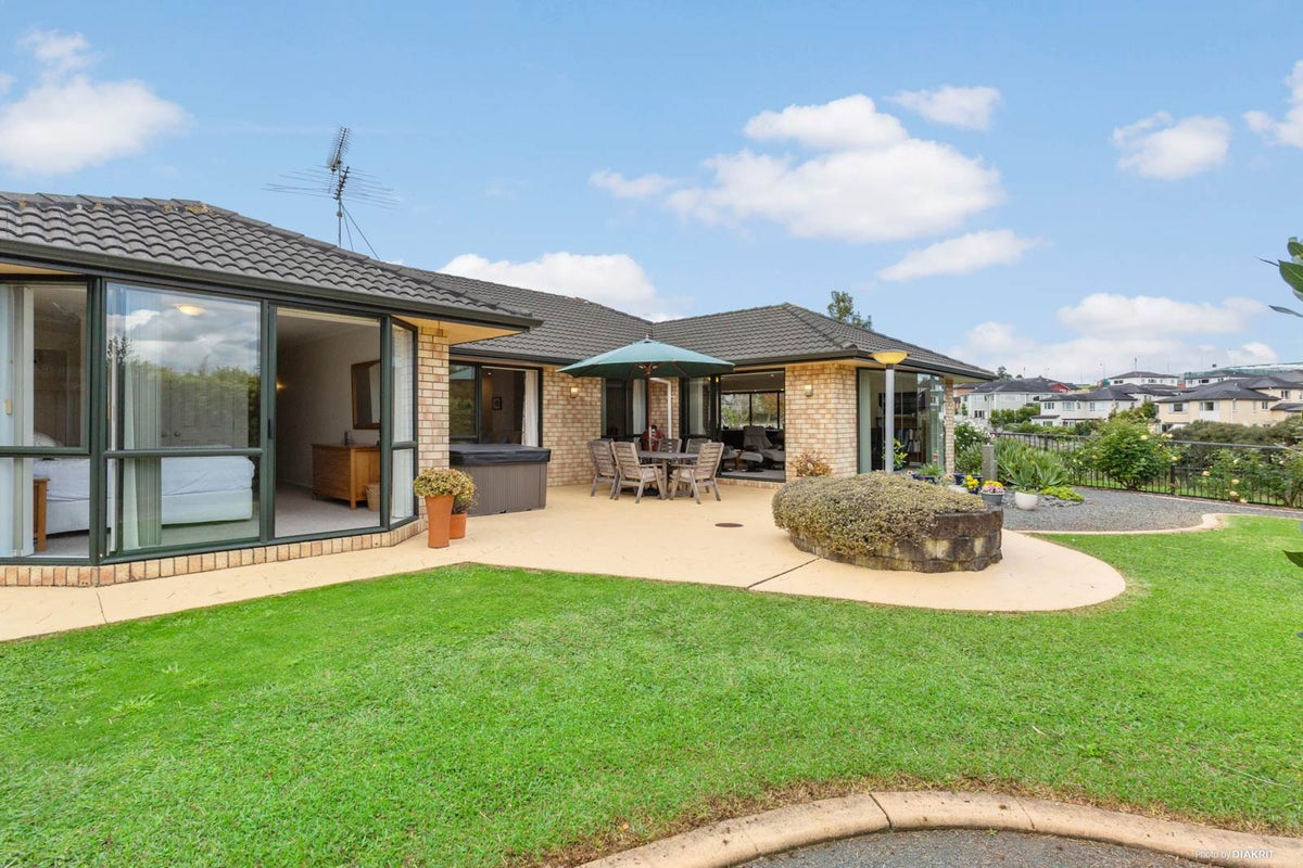 31 Hugh Green Drive, Pinehill, Auckland - Carousel 1