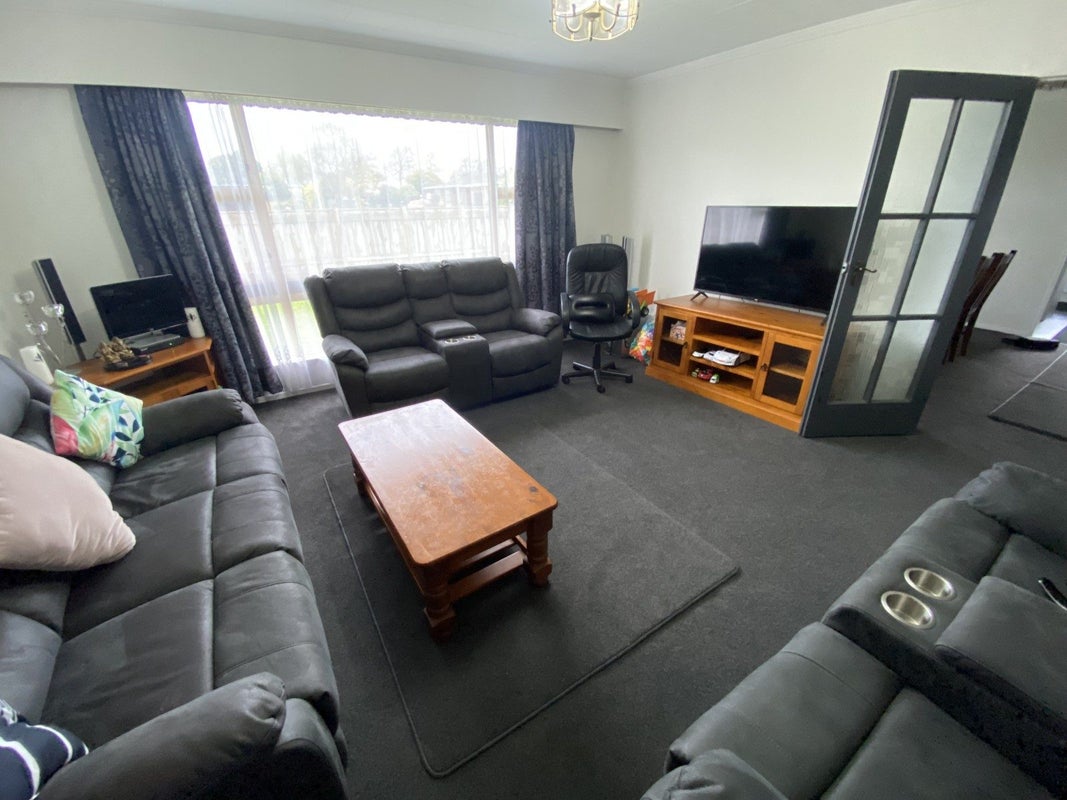 12 Geraldine Crescent, Cloverlea, Palmerston North - Carousel 2