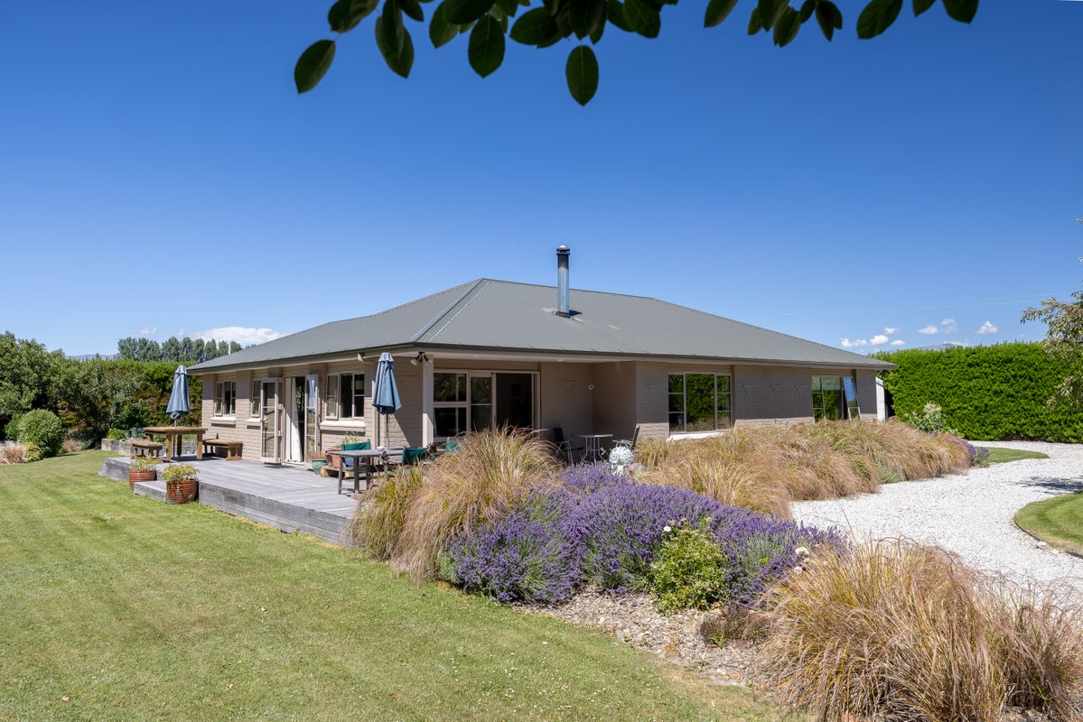 37 Domain Road, Hāwea Flat, Lake Hāwea - Carousel 1