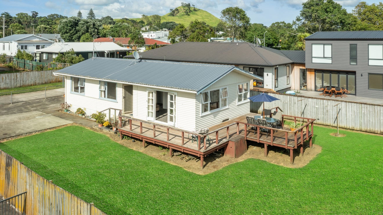 13 Miro Road, Mangere Bridge, Auckland - Carousel 1