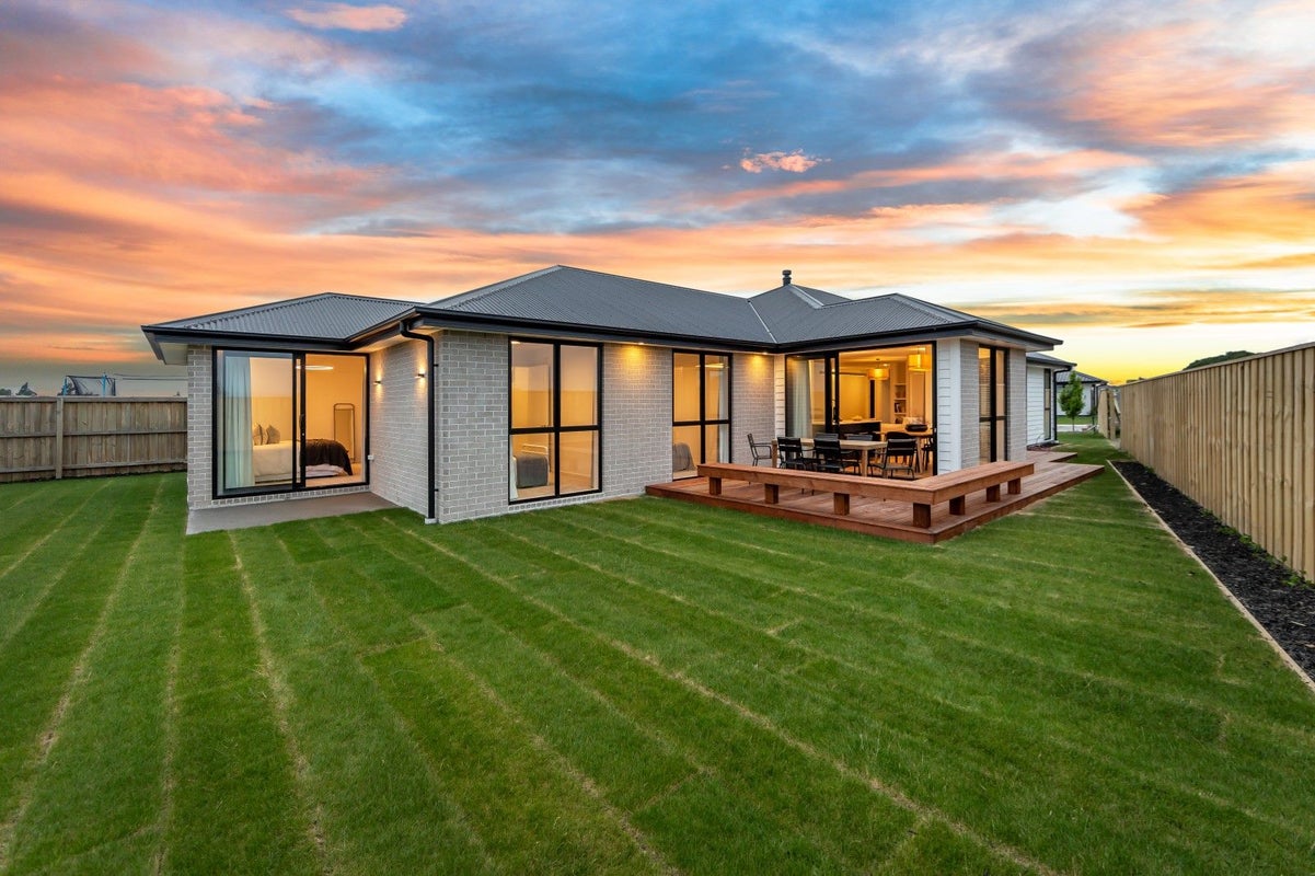 5 Oakleigh Street, Woodend, Woodend - Carousel 1