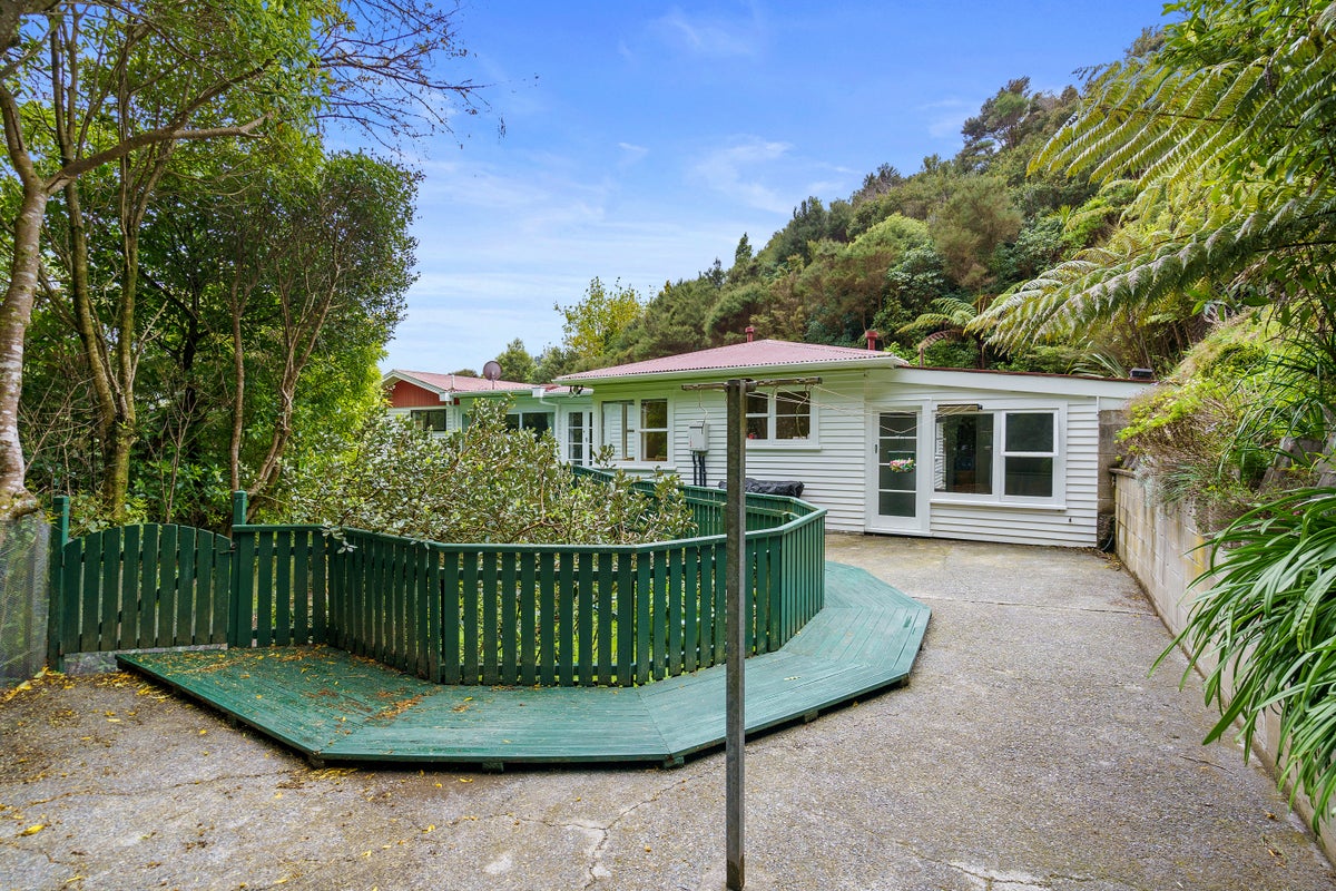 35 James Grove, Stokes Valley, Lower Hutt - Carousel 1