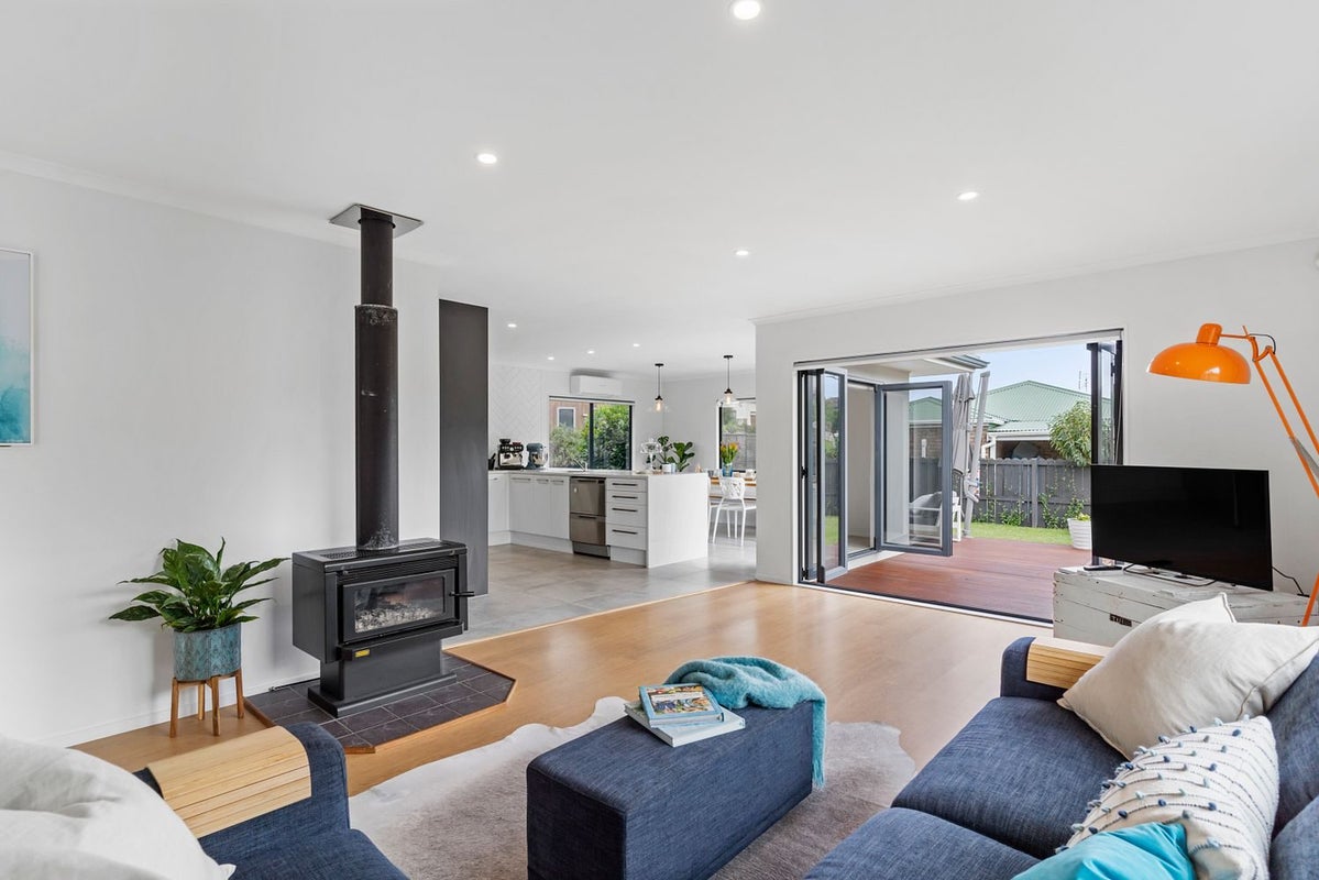 8 Toomer Place, Beachlands, Auckland - Carousel 1