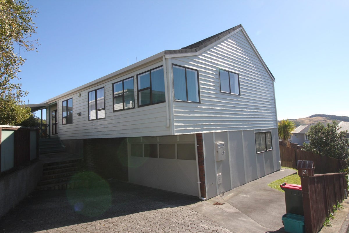 21 Glen Alton Avenue, Paparangi, Wellington - Carousel 1
