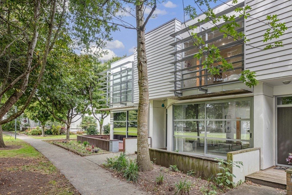 32 Kauri Drive, Takanini, Auckland - Carousel 1