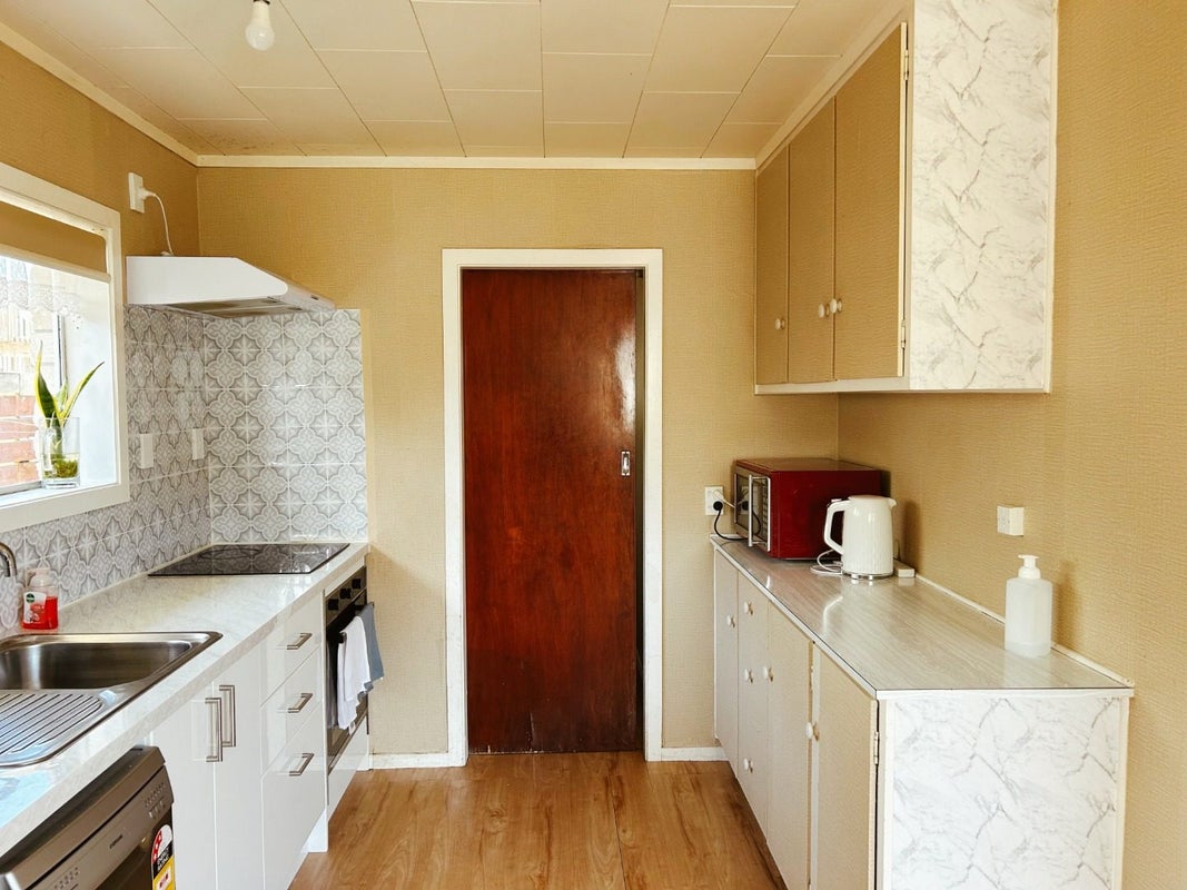 2/6 Snead Place, Hamilton East, Hamilton - Carousel 1
