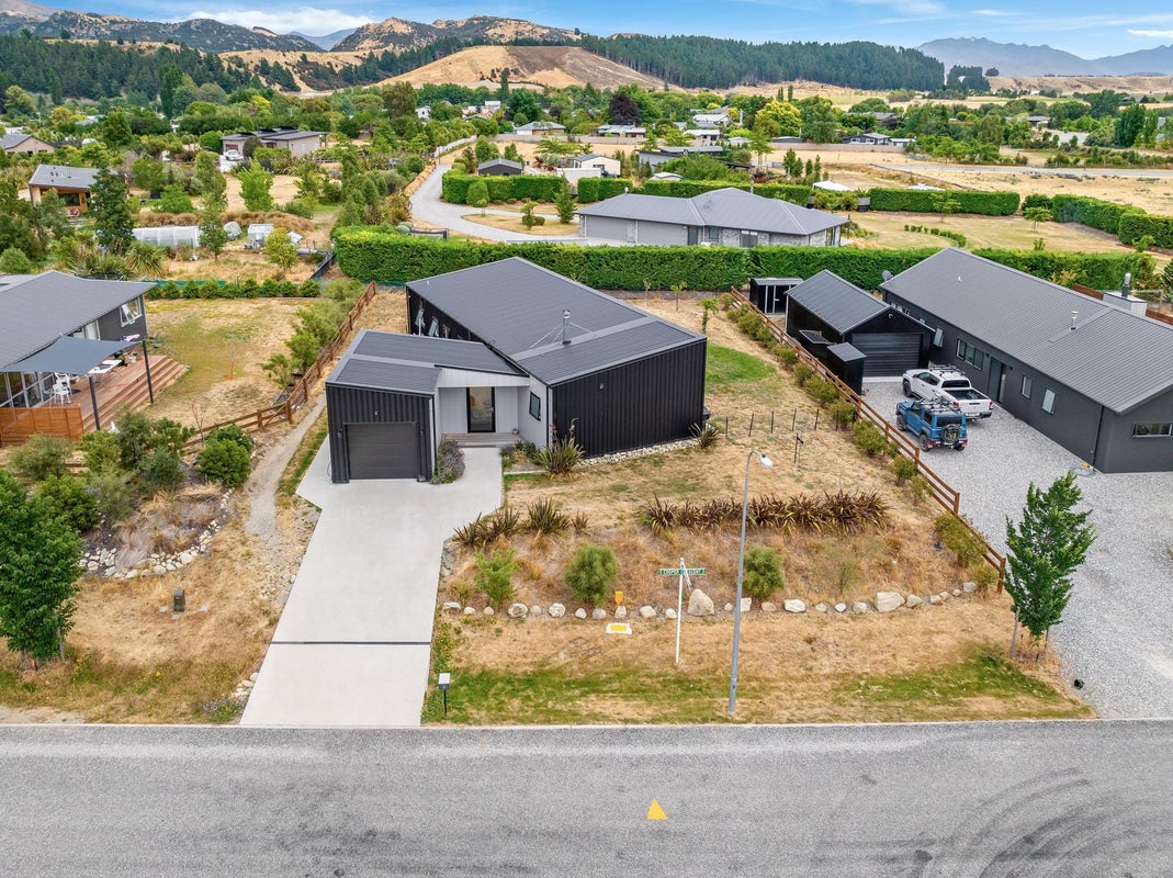 10 Cooper Crescent, Luggate, Wanaka - Carousel 1