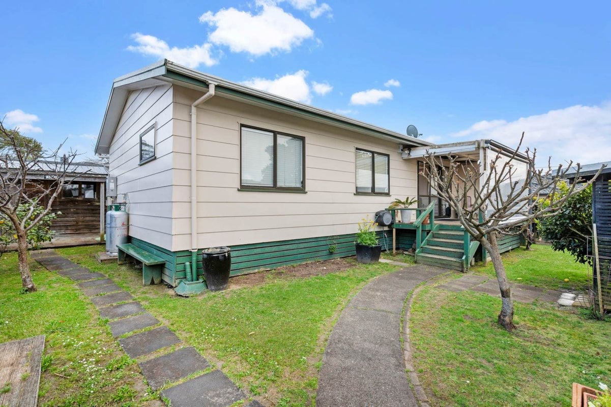 1/3 Boler Place, New Lynn, Auckland - Carousel 1