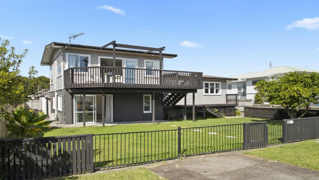11 Crispe Road, Clarks Beach, Clarks Beach - Carousel 1
