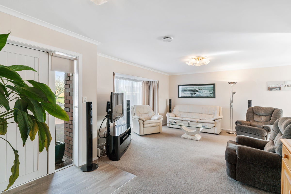 4 Elana Court, Conifer Grove, Takanini - Carousel 2