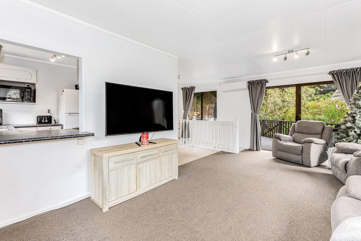 35 Omapere Street, Whitby, Porirua - Carousel 2