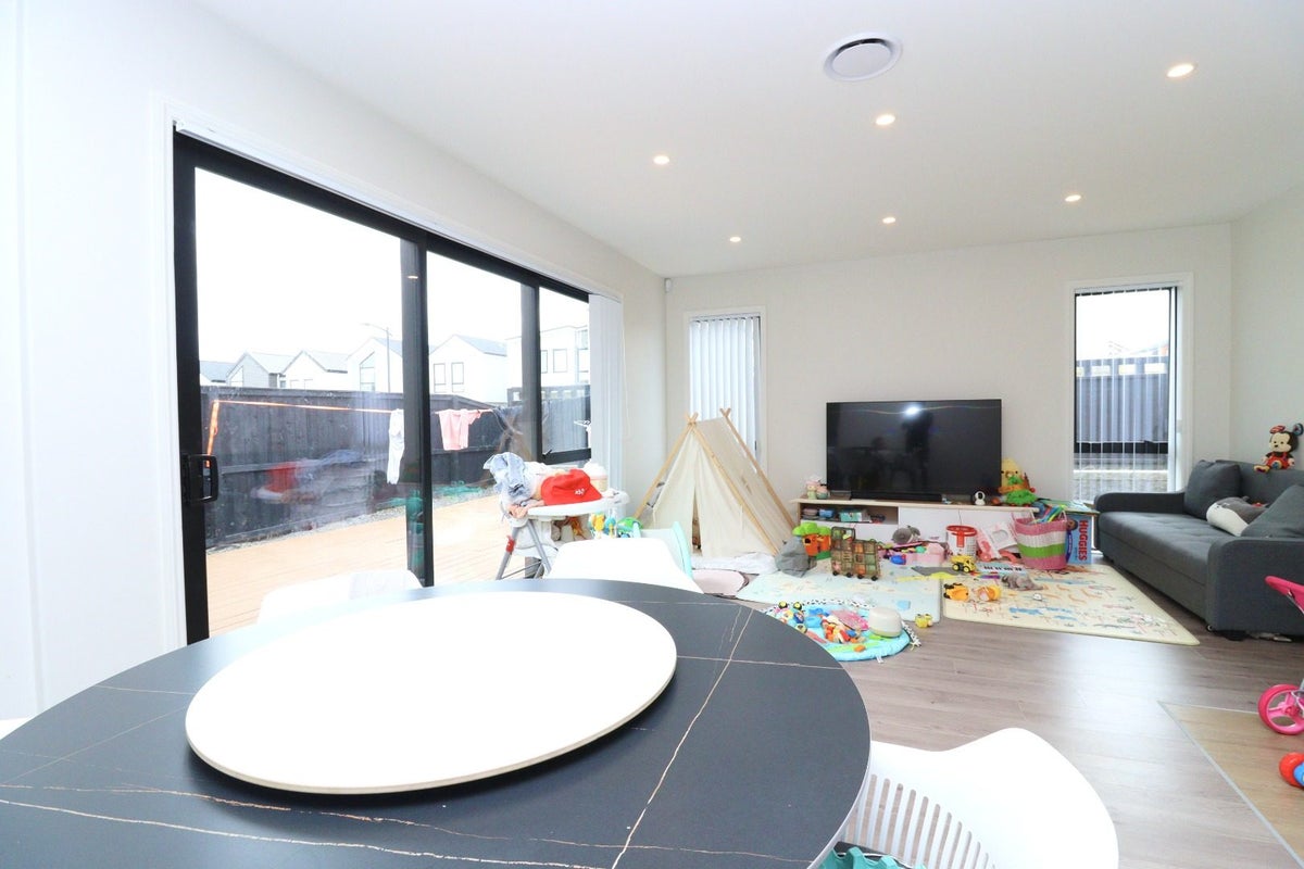 18 Southridge Road, Flat Bush, Auckland - Carousel 2
