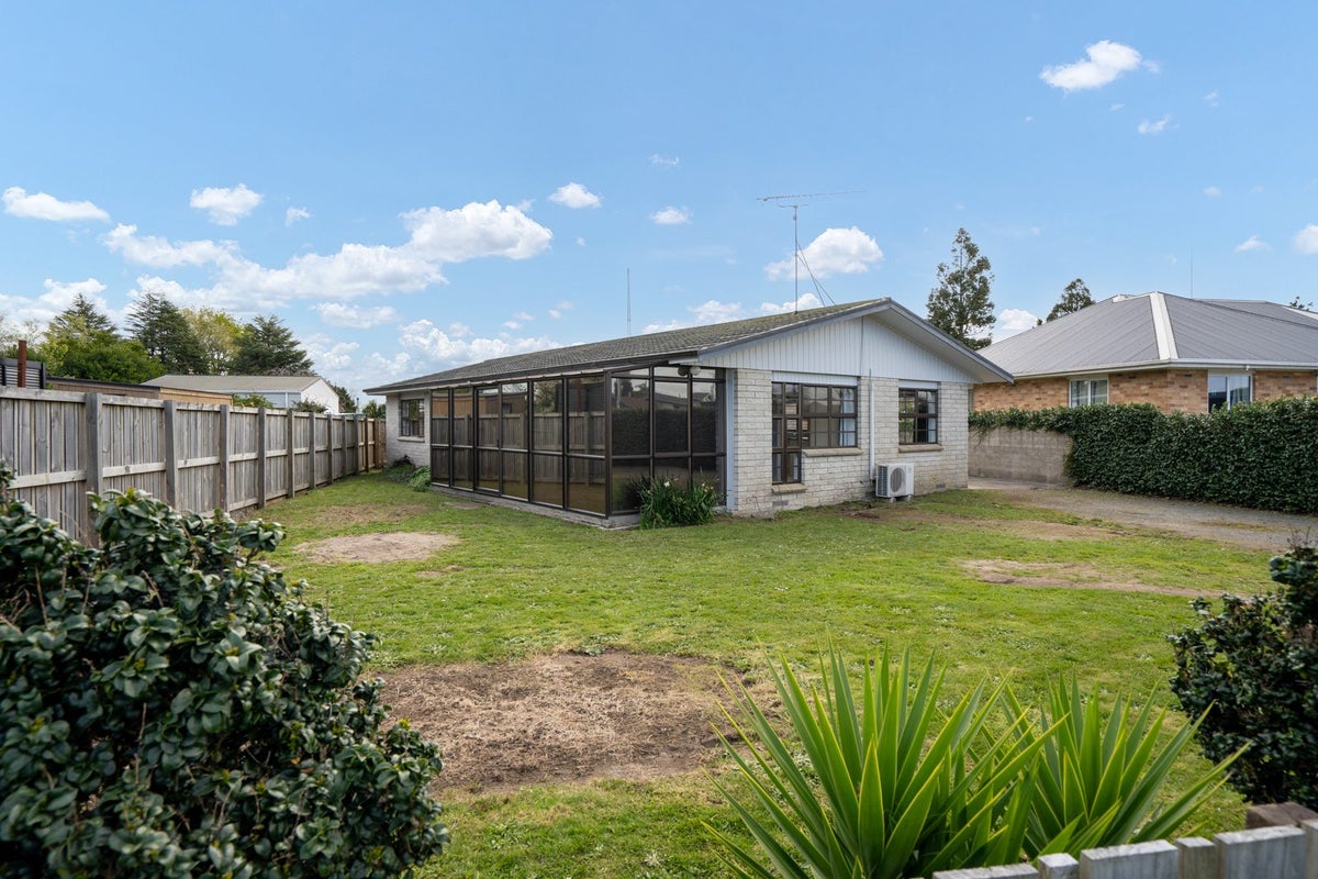23 Shelley Street, Leamington, Cambridge - Carousel 1