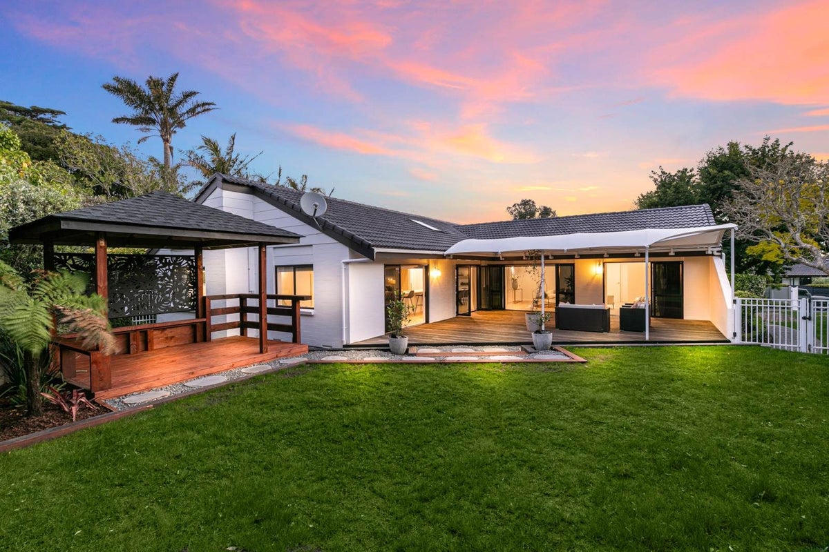 18 Waipuia Place, Greenhithe, Auckland - Carousel 1