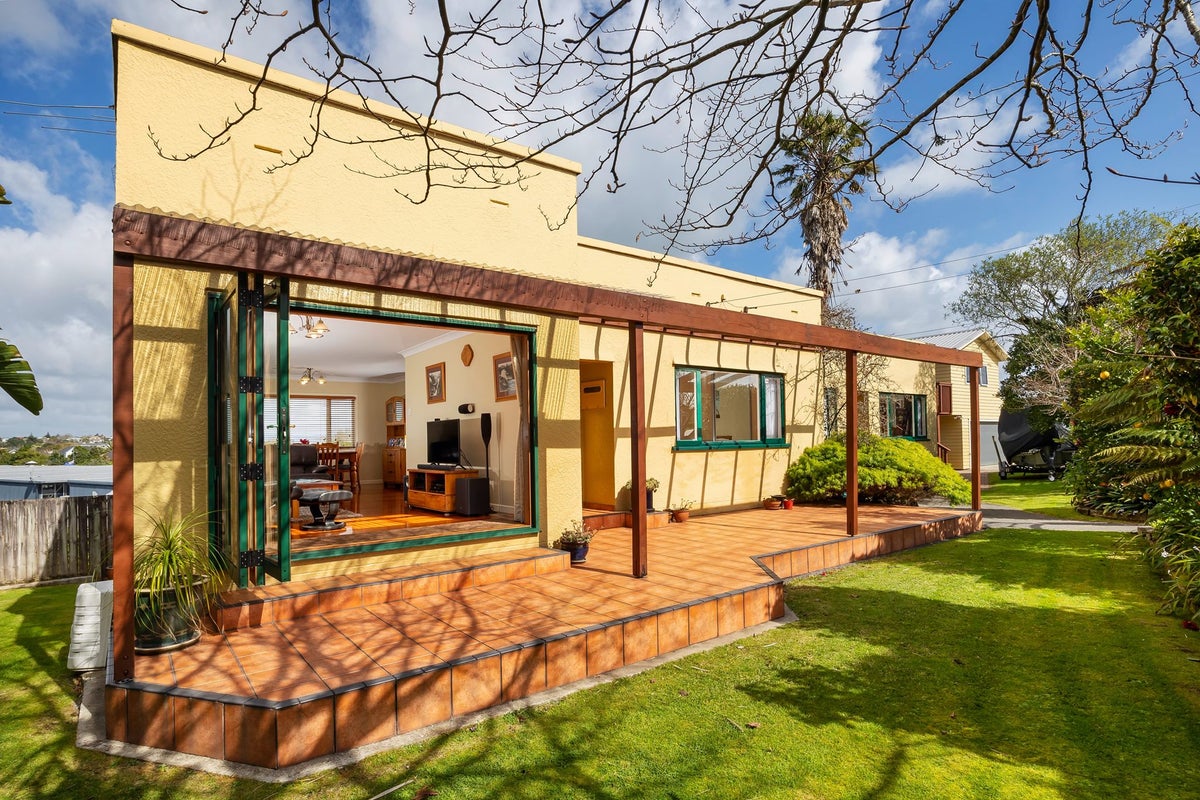 11 Challinor Crescent, Mount Albert, Auckland - Carousel 1