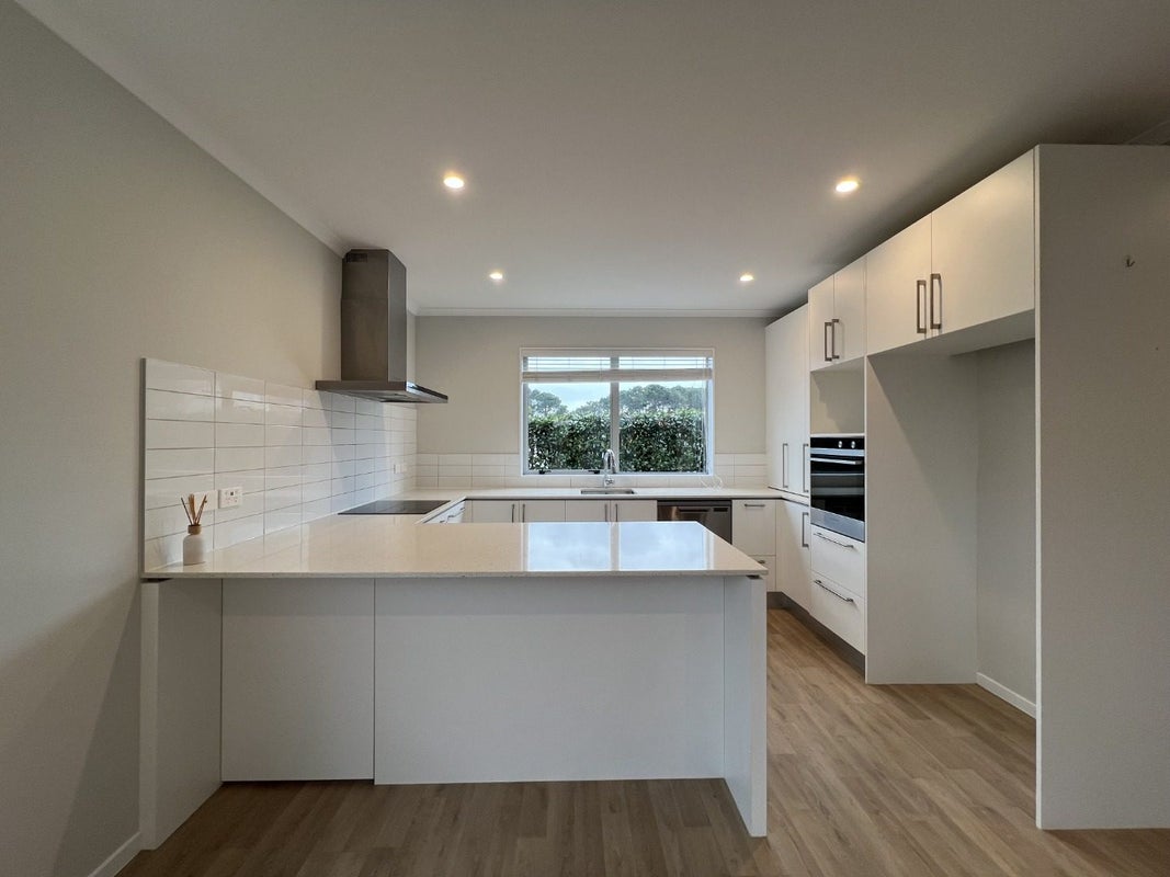 5 George McWhirter Avenue, Massey, Auckland - Carousel 2